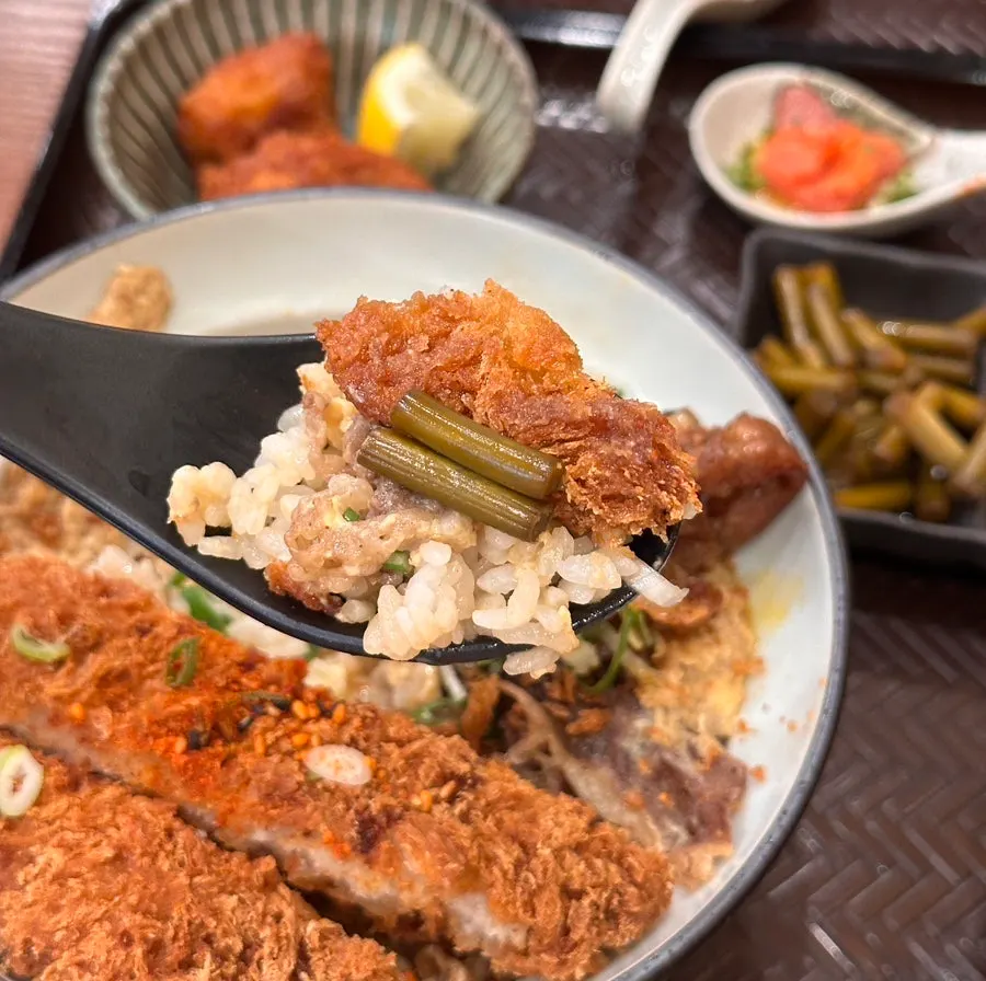 Restaurant photo introducing lunch and dinner menus