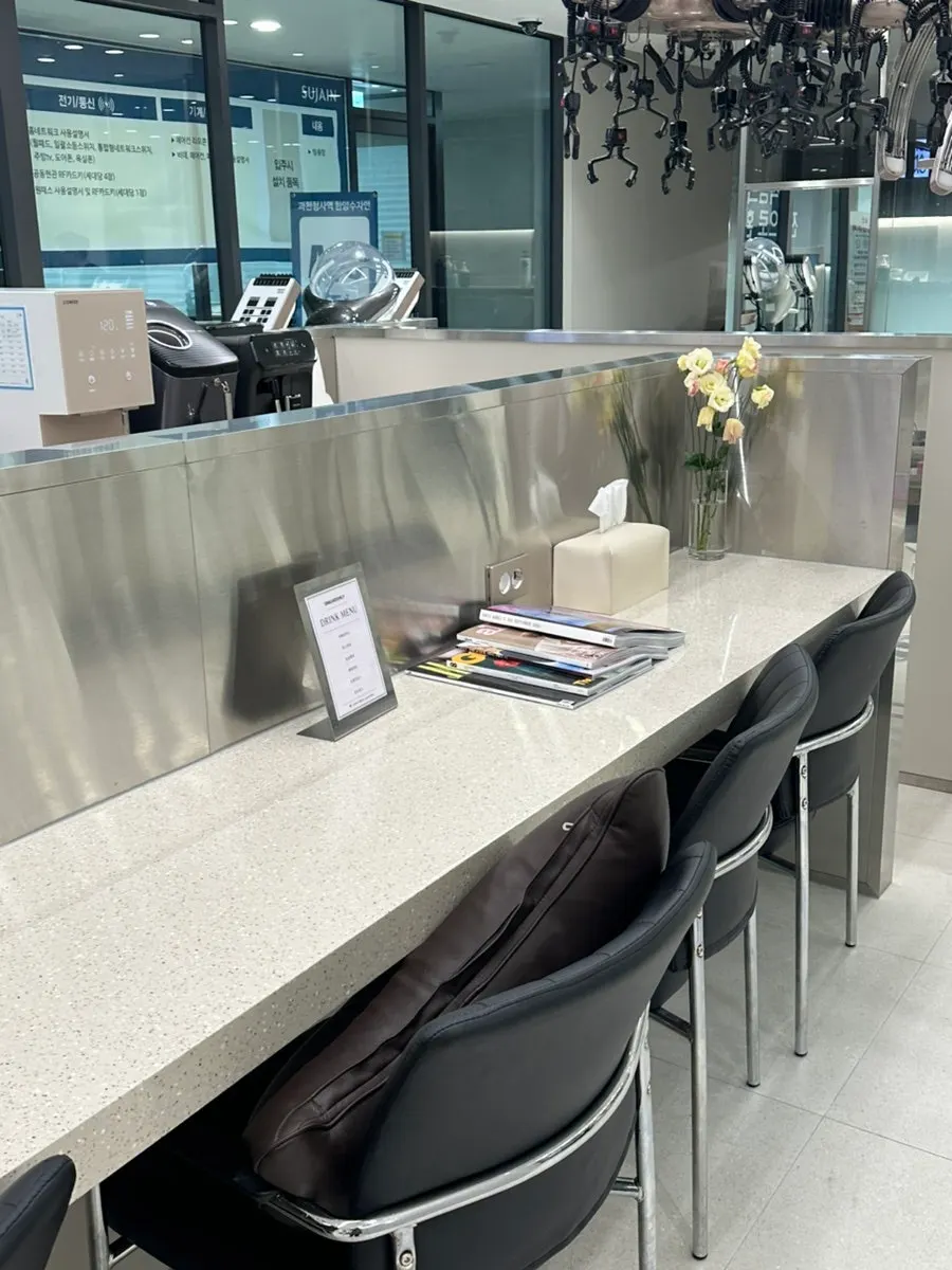 Neatly arranged waiting area in the salon