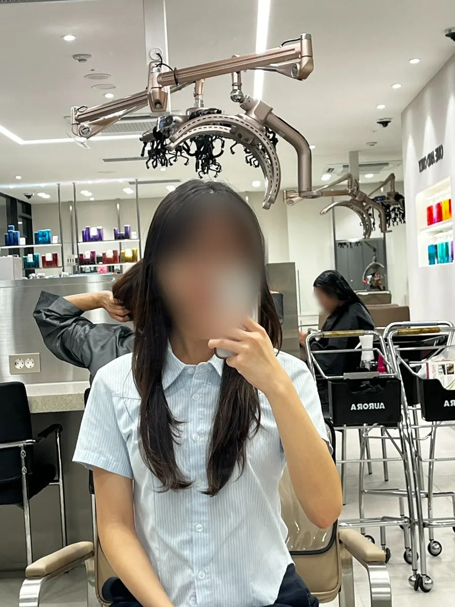 Consultation deciding on the length and mood of the layered cut