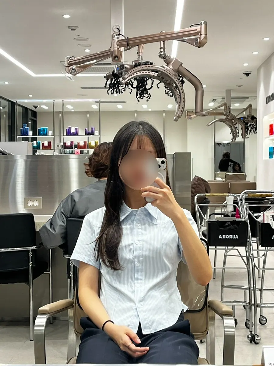 Long hair before the cut with no volume, hanging flat