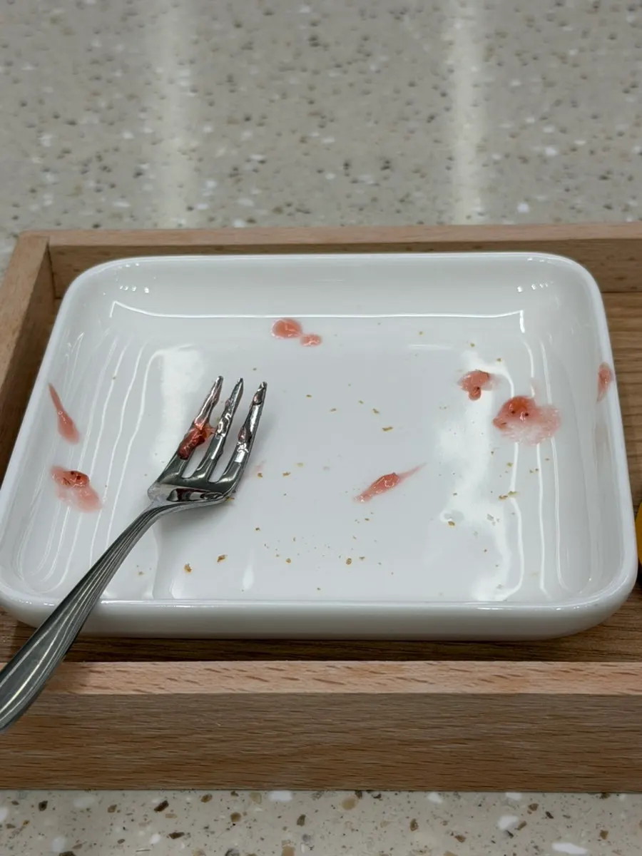 시술 중 제공된 토스트 접시