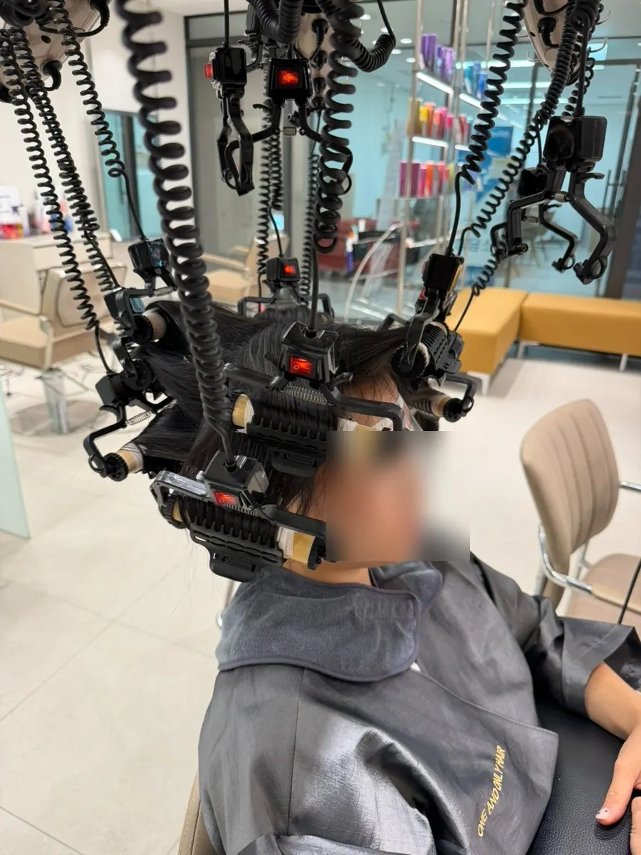 1차 샴푸 후 이동한 시술석과 아이스 아메리카노