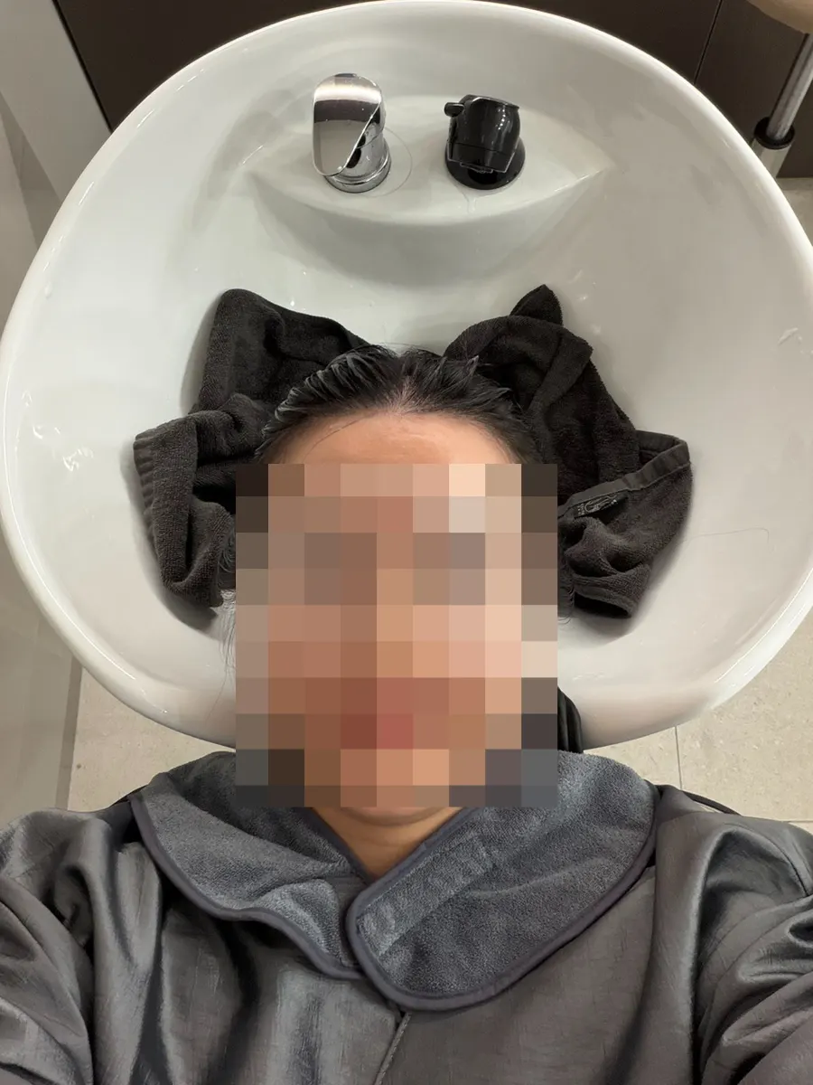 샴푸실에서 중화 샴푸를 받는 모습