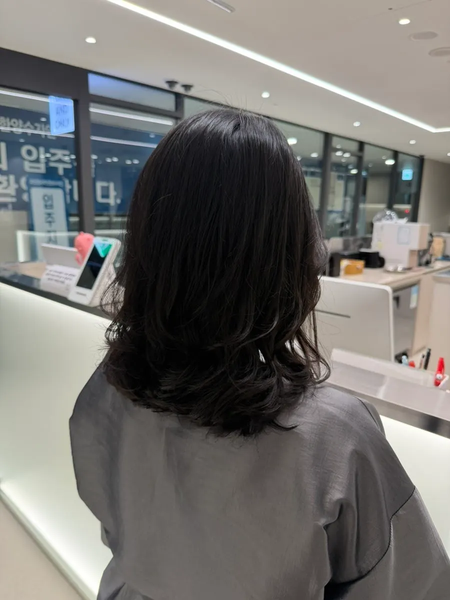 매직 볼륨 세팅 완성 후 어깨선 웨이브 머리