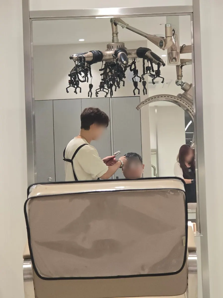 시그니처 펌 컬 흐름이 보이는 측면 모습