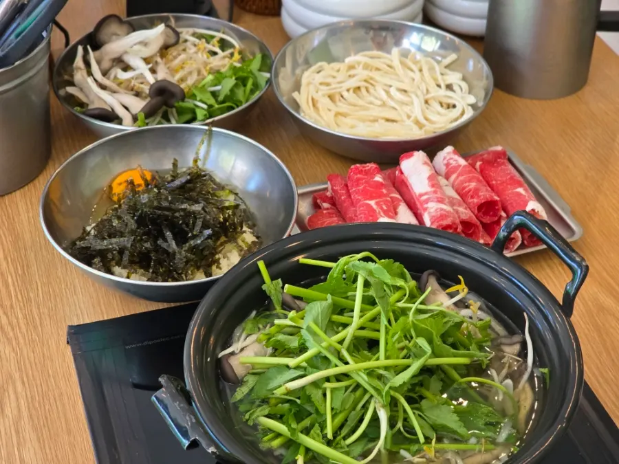 맑은 육수로 차려진 미나리 샤브샤브 상차림
