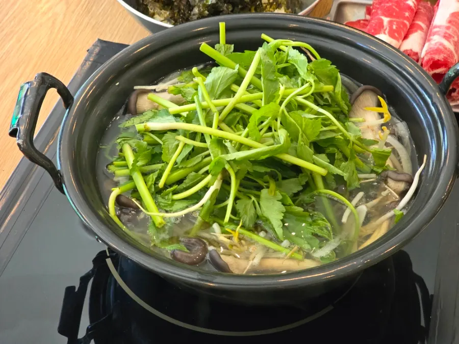 끓는 육수에 담근 소고기