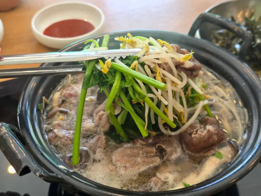 미나리를 데쳐 건져 올린 샤브샤브