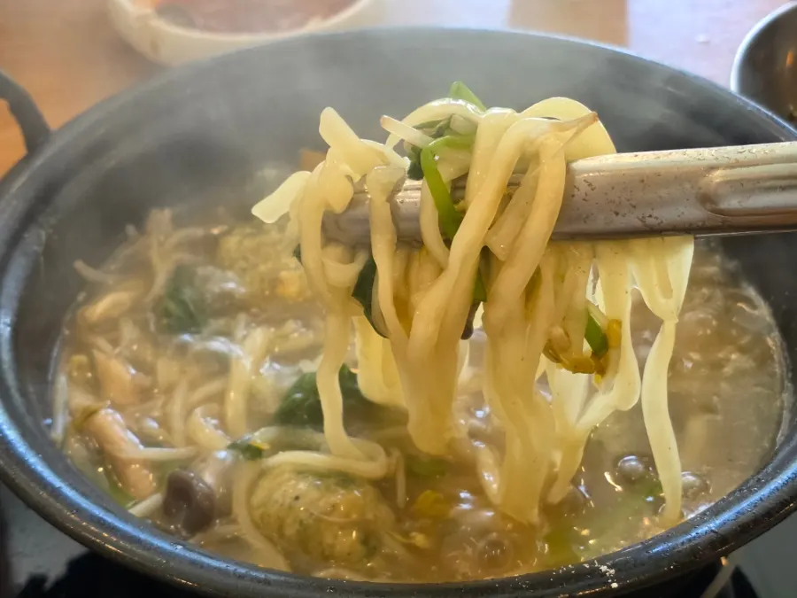 미나리 육수에 끓여 먹는 칼국수