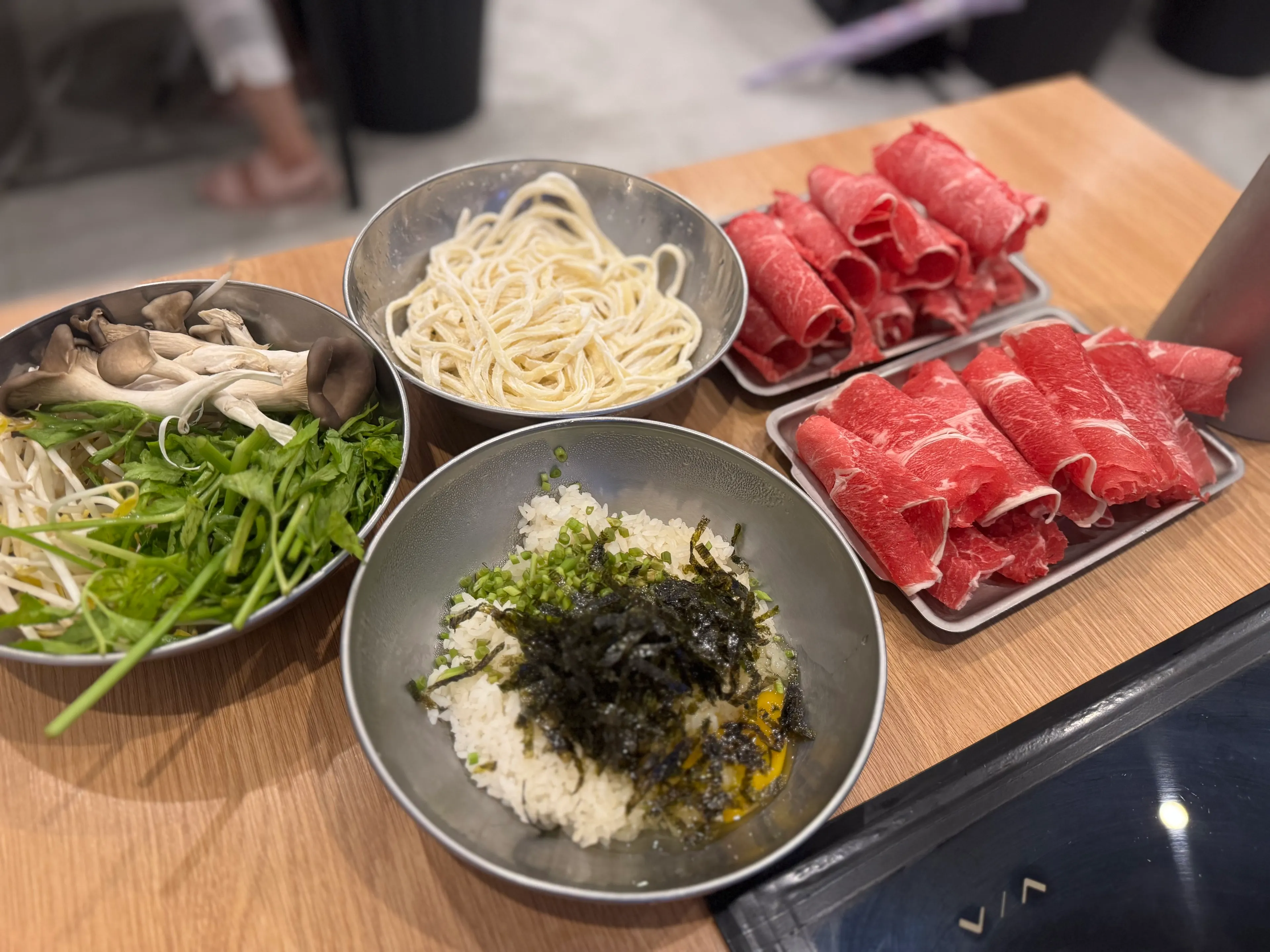 Full table setting of the minari hot pot for one