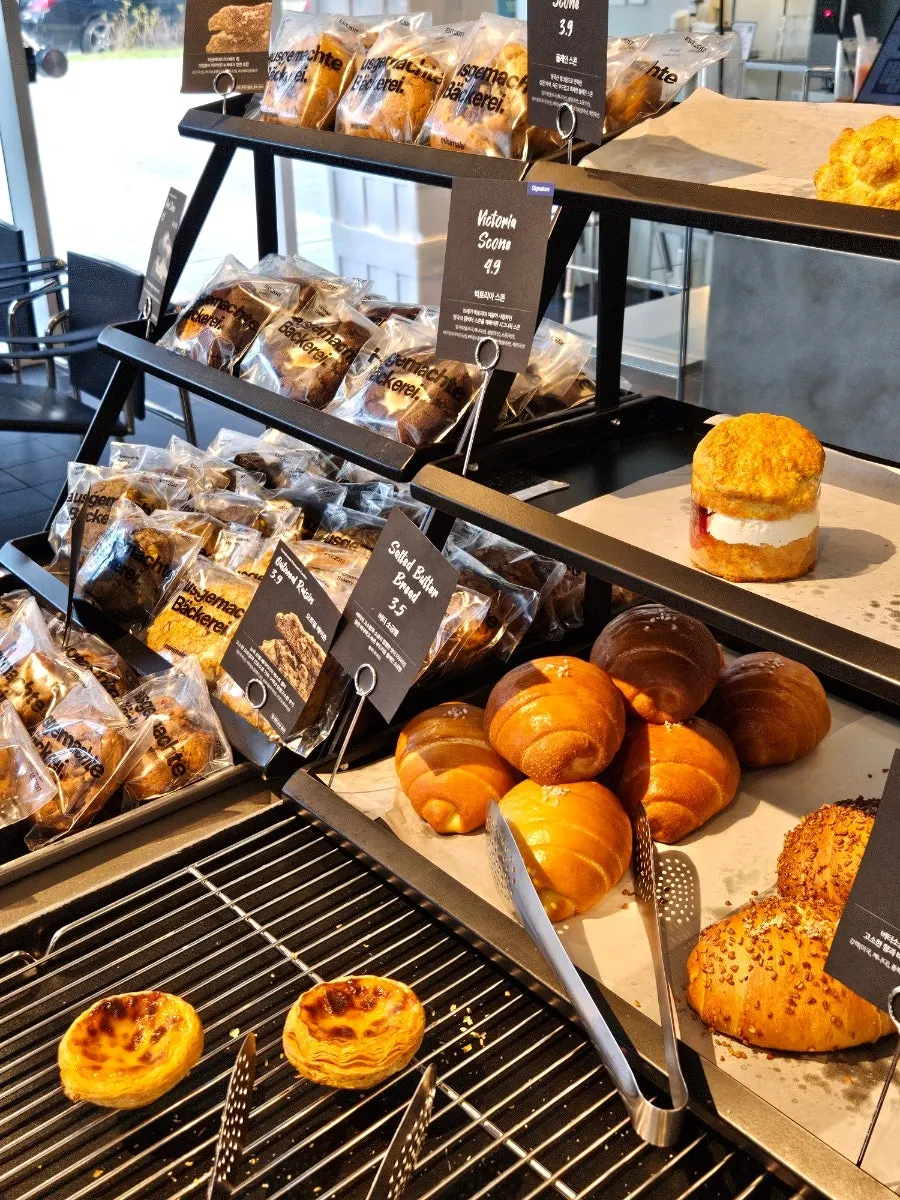 Full view of the Minimale bakery display