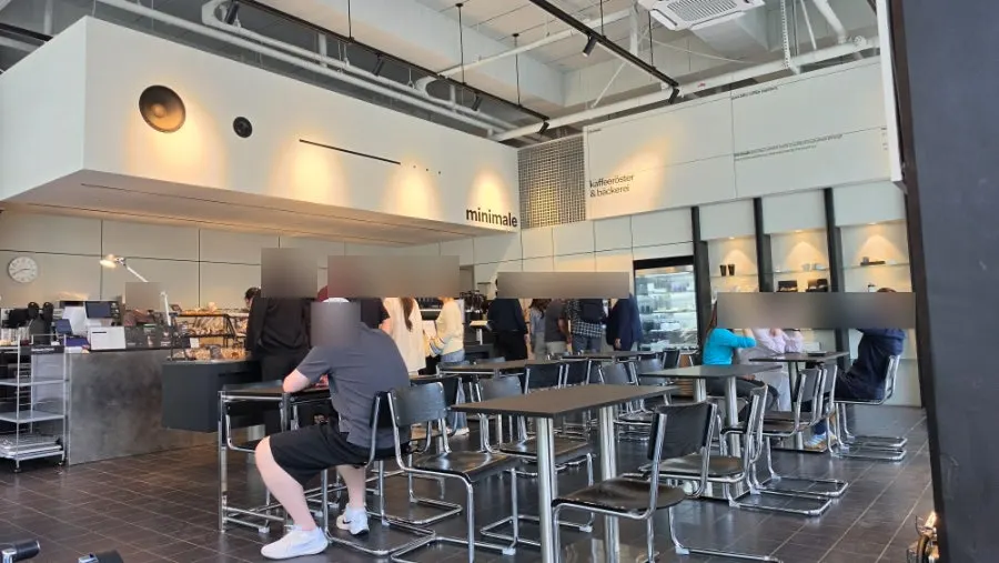 Minimale's hall seating packed with customers on a weekday afternoon