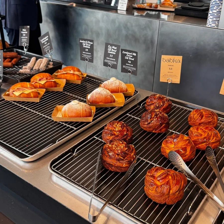 Breads arranged in the bakery showcase