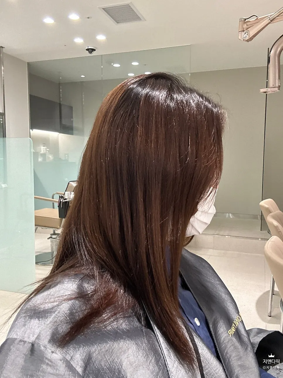 염색 시술을 준비하는 미용실 좌석