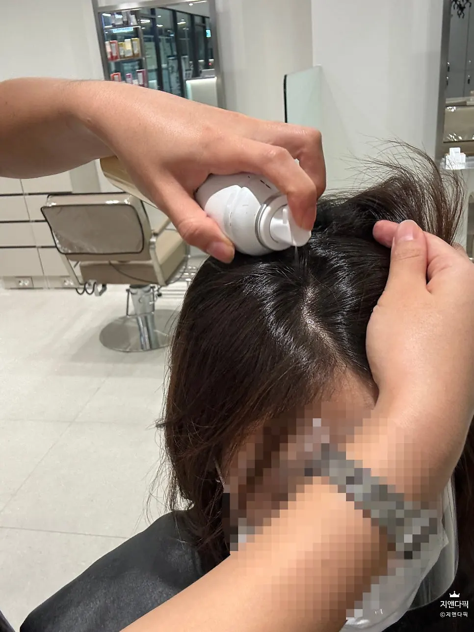 두피 보호제와 염색약을 준비하는 과정