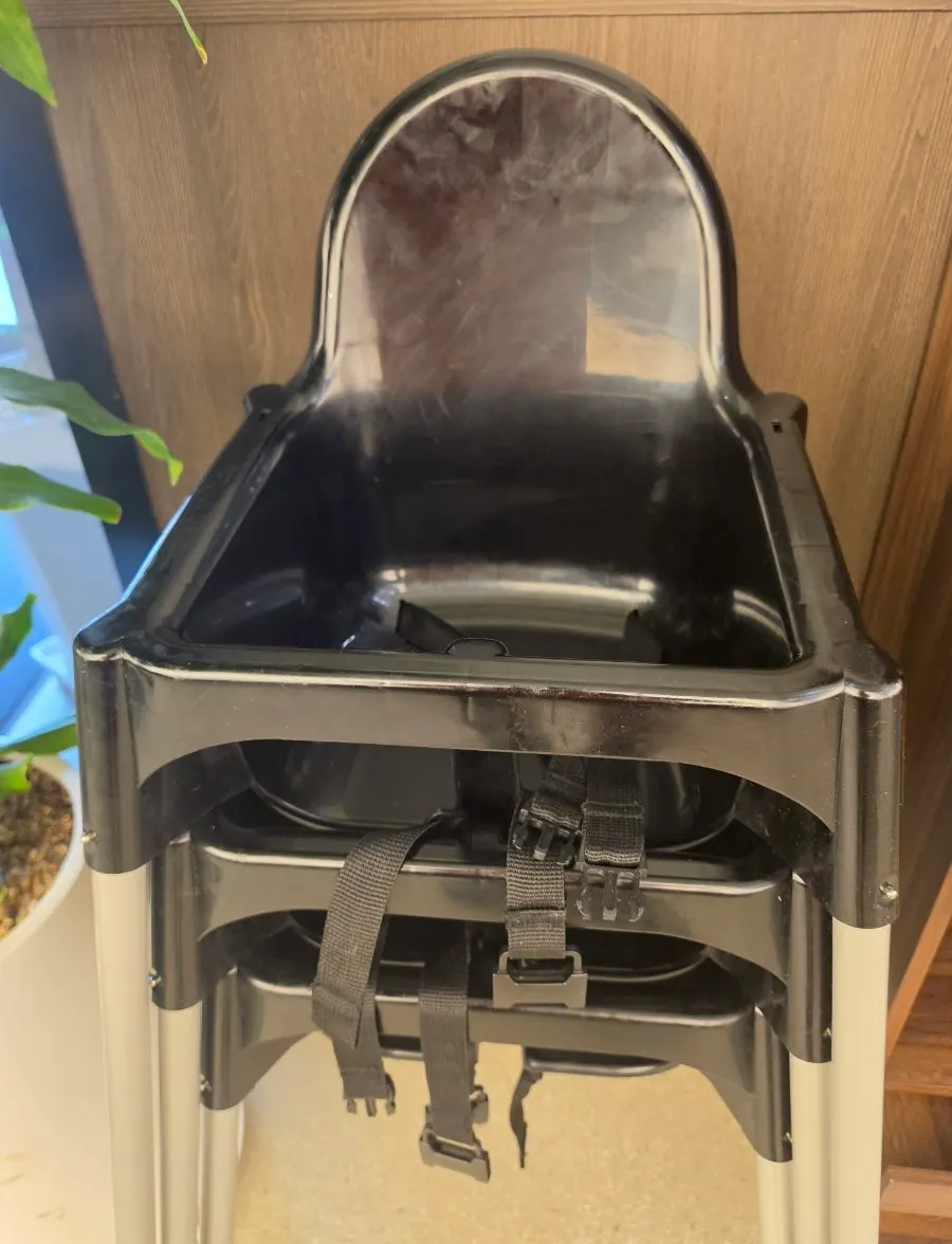 Disposable aprons and a baby chair prepared in the store