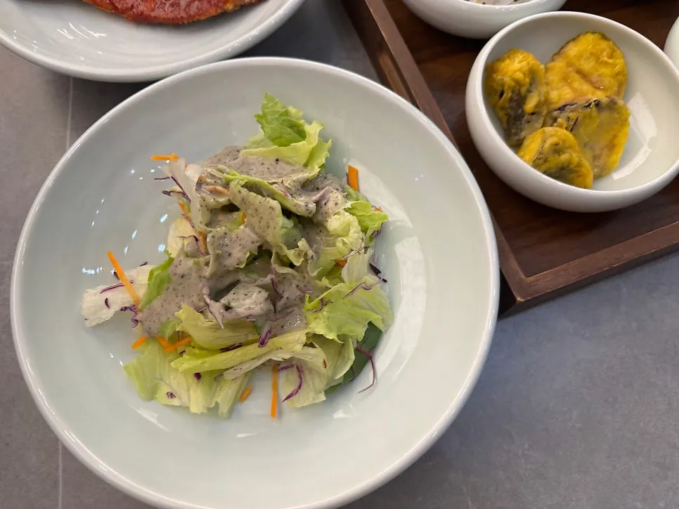 Pre-meal salad and seasoned flounder banchan