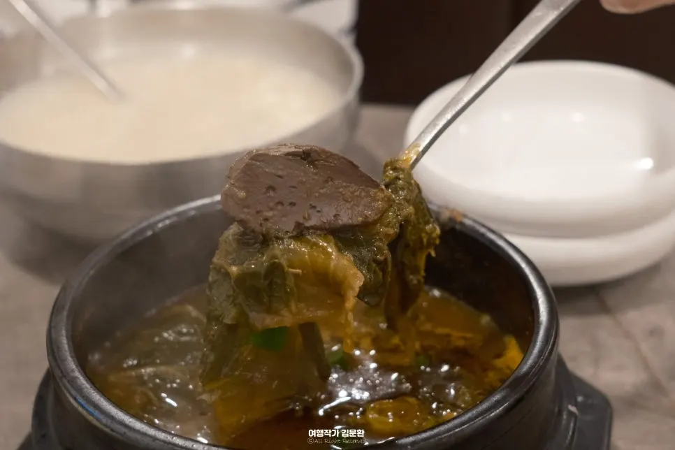 Side dish self-bar including ganjang gejang