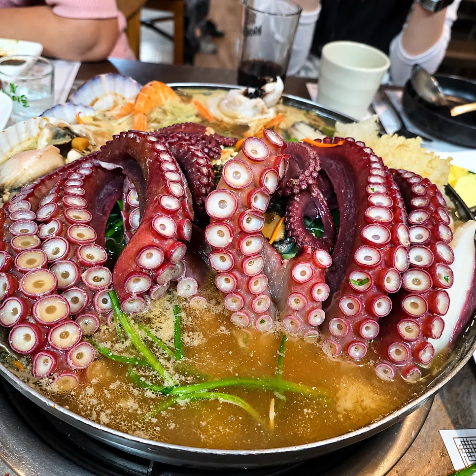 익어가는 피문어 해신탕