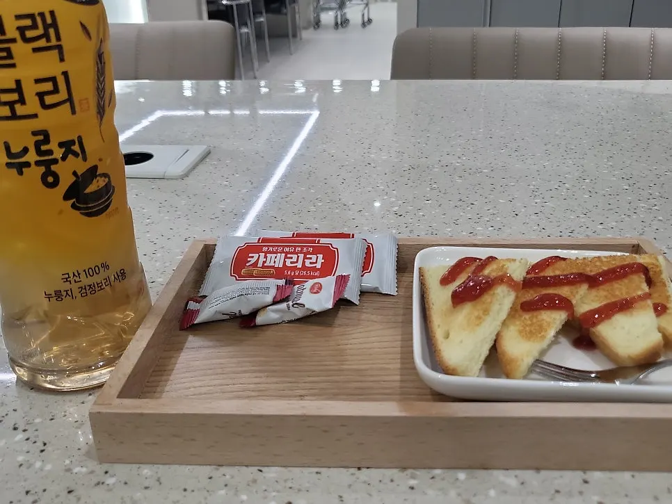 가운데 테이블에서 연화제 도포 대기