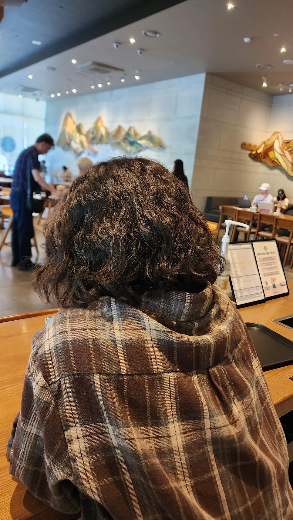 완성된 단발 굵은 히피펌 전체 모습