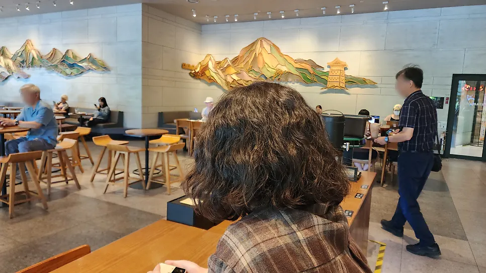 캐주얼 복장과 어울리는 단발 히피펌