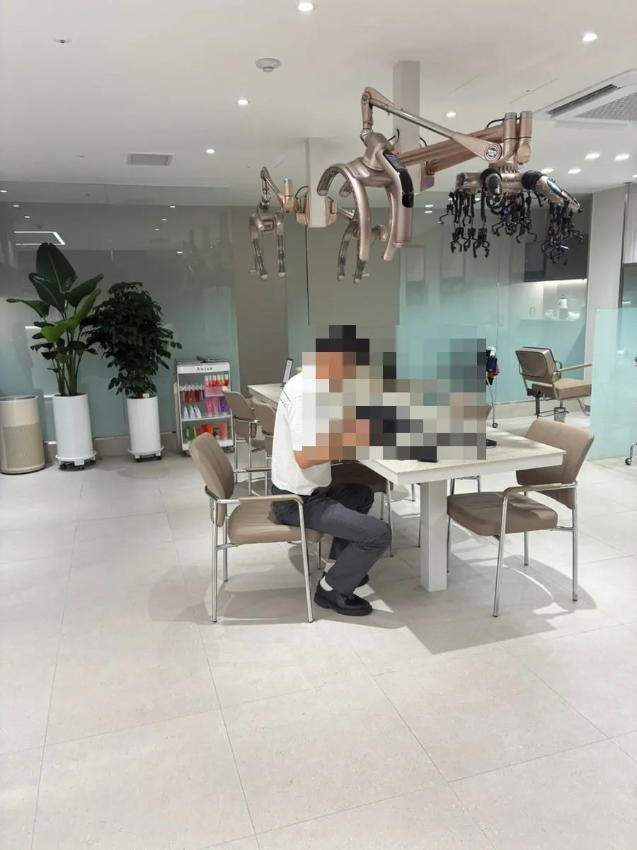 넓은 미용실 내부와 시술 좌석