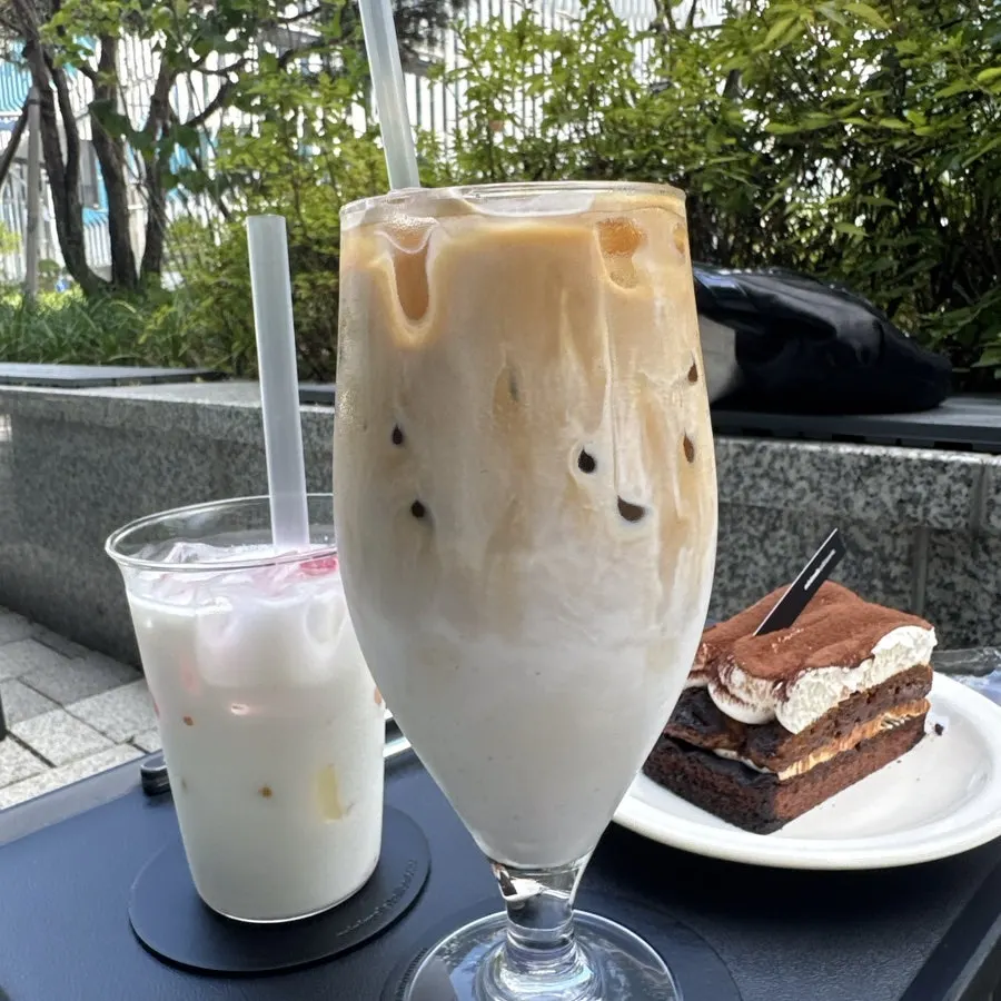야외에서 즐기는 커피와 디저트