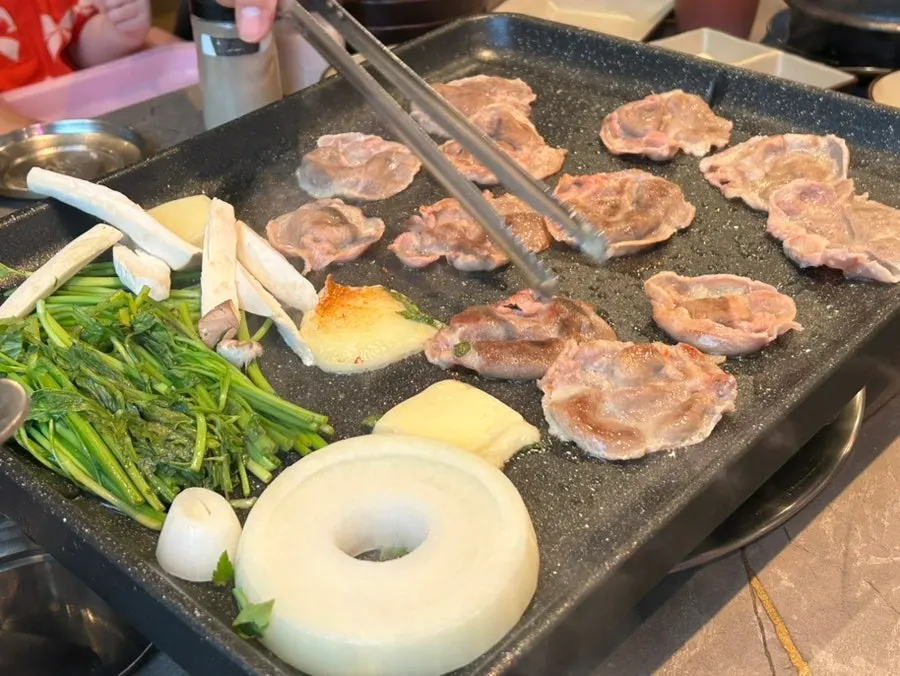 특제소스에 찍어 먹는 오리차돌 한 점