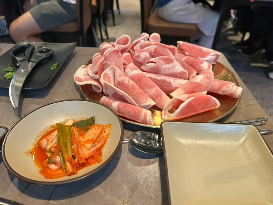 불판에 함께 올린 관자구이