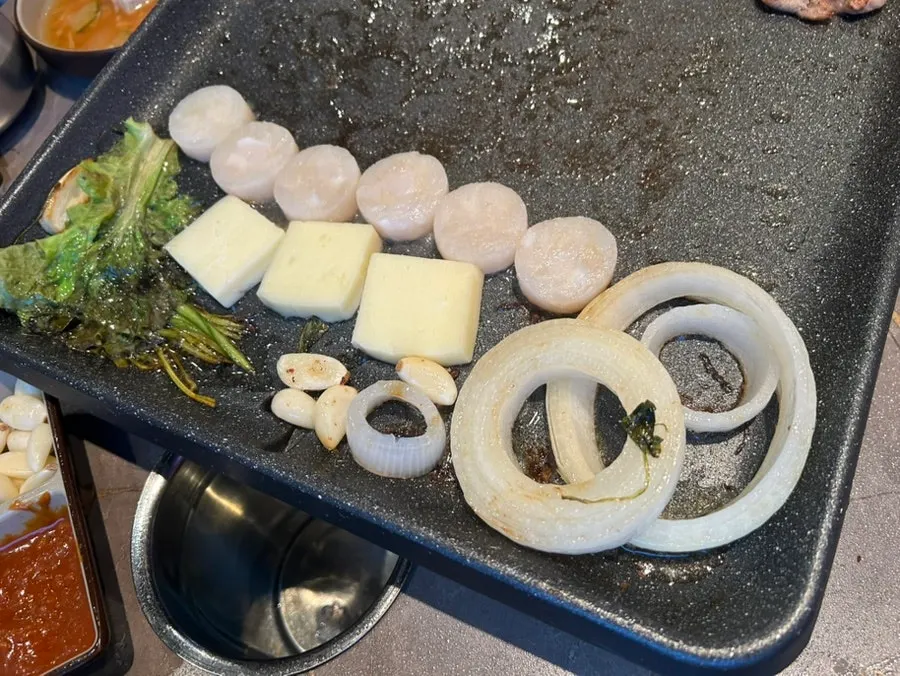 노릇하게 익힌 관자구이 사이드 메뉴