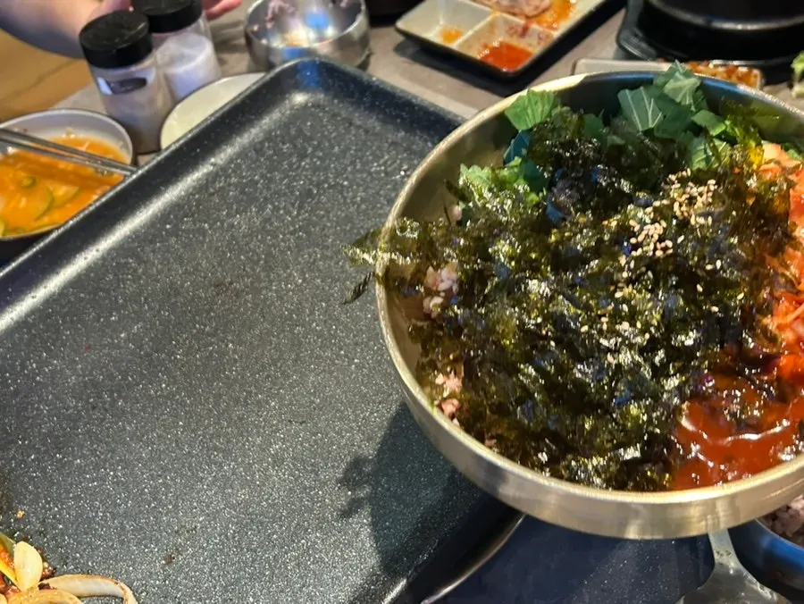 더차돌 테이블 위 오리차돌 구이