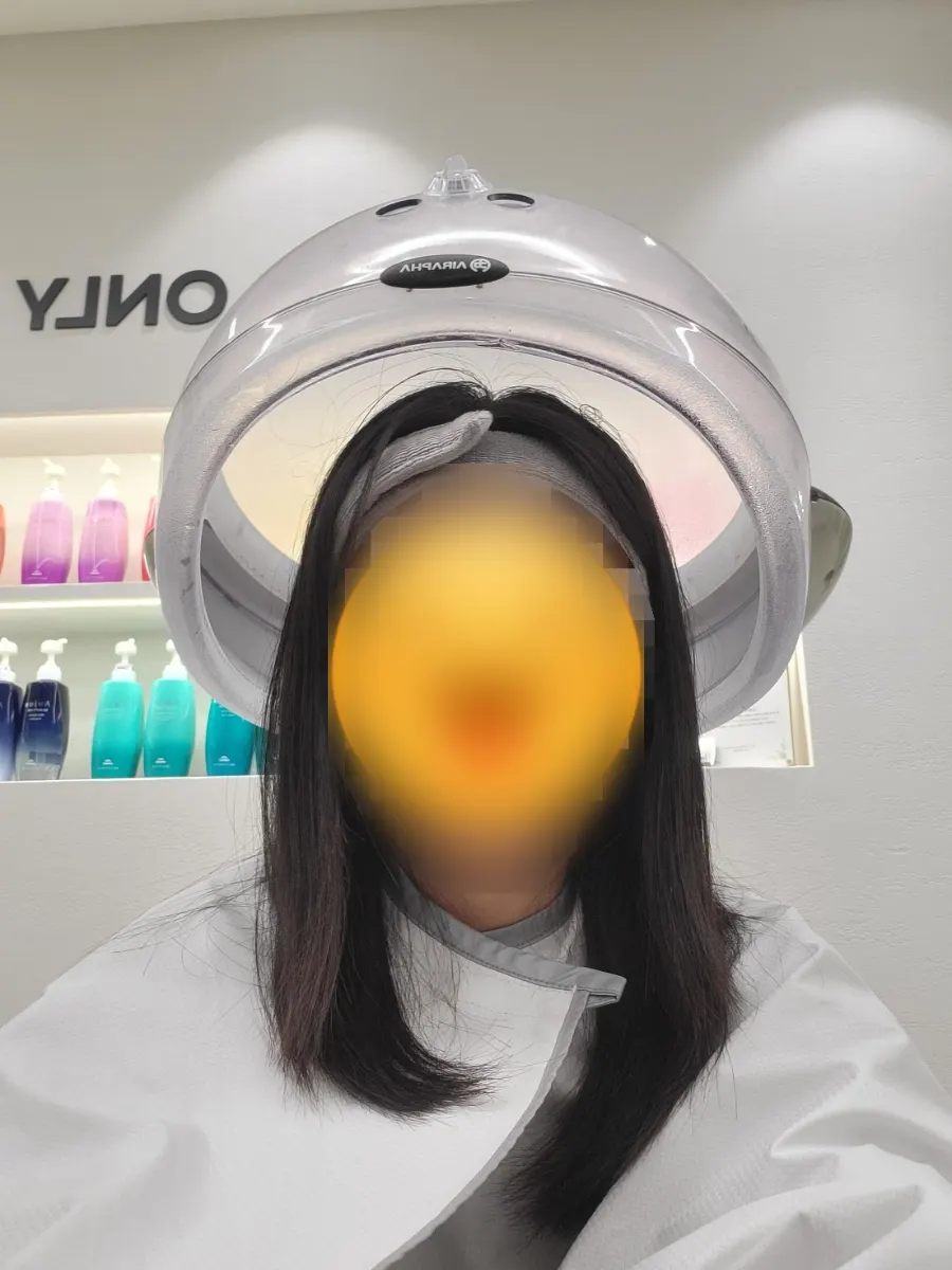 頭皮専用アンプル塗布の様子
