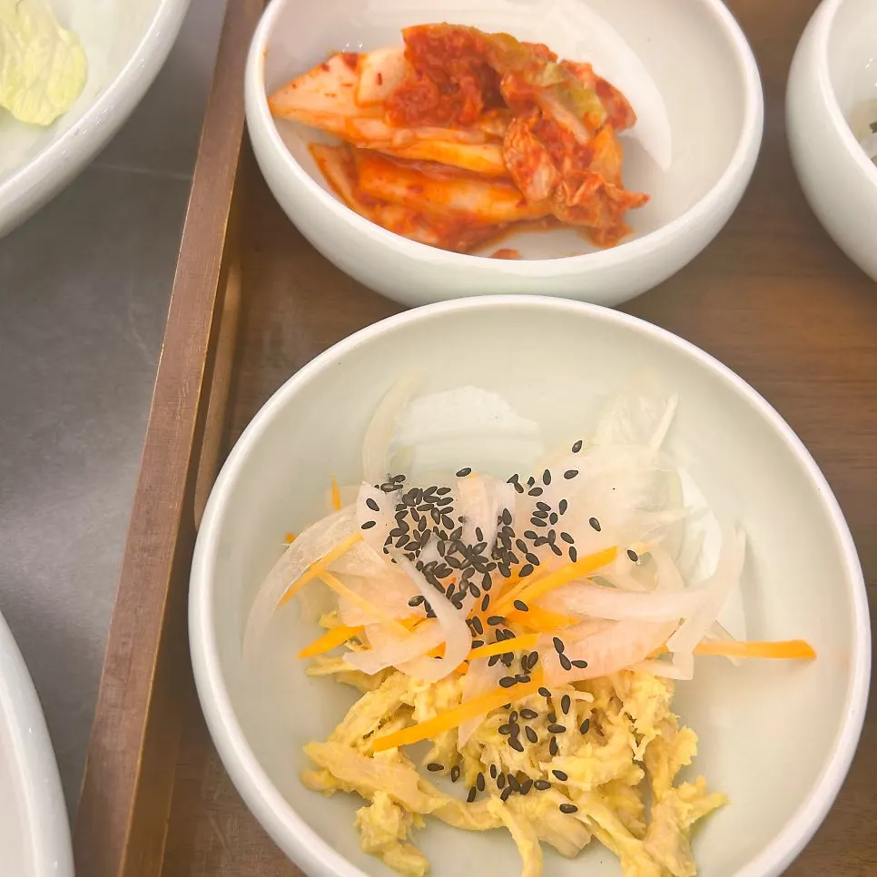 Plate of mung bean jelly salad and seasoned bellflower root banchan