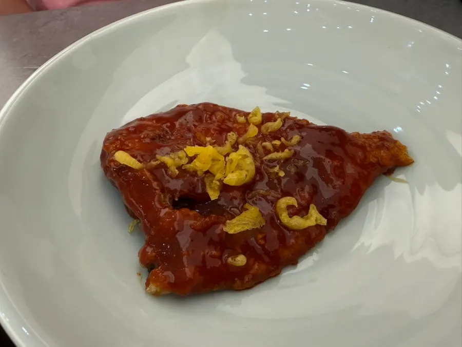 양념가자미 두 마리가 담긴 접시