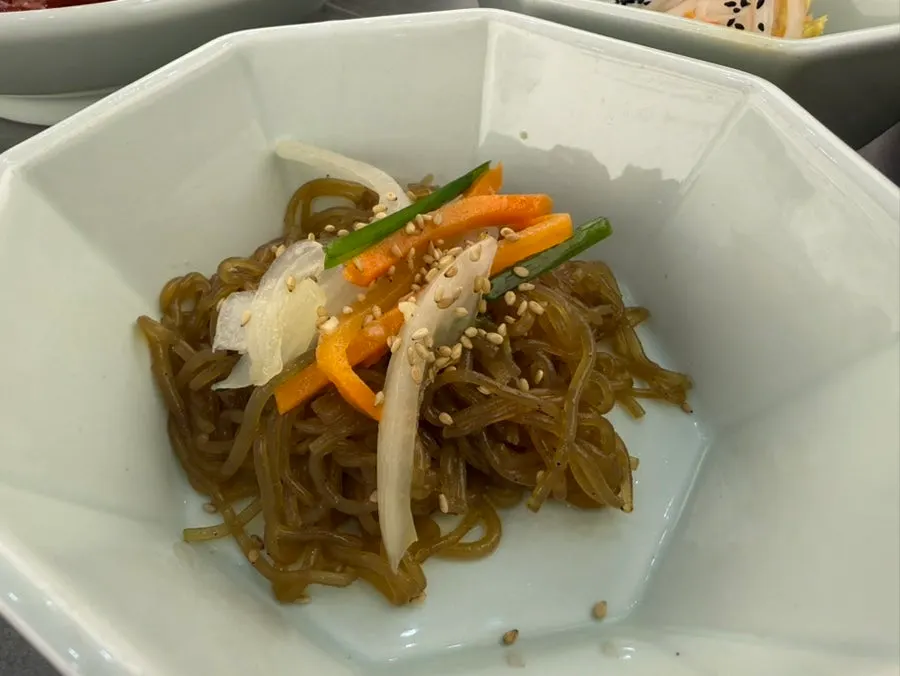 닭가슴살초무침과 샐러드가 놓인 상차림