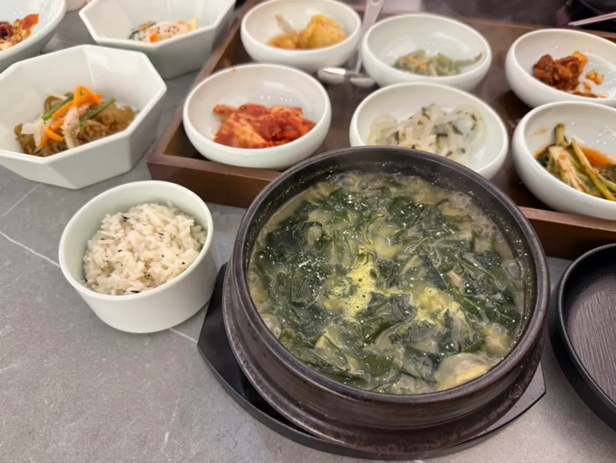 가리비초무침과 가지튀김이 포함된 반찬