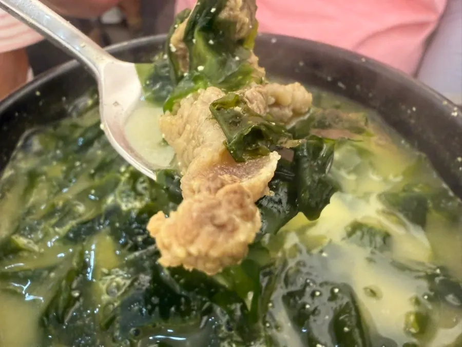 소고기 미역국 뚝배기 한 그릇