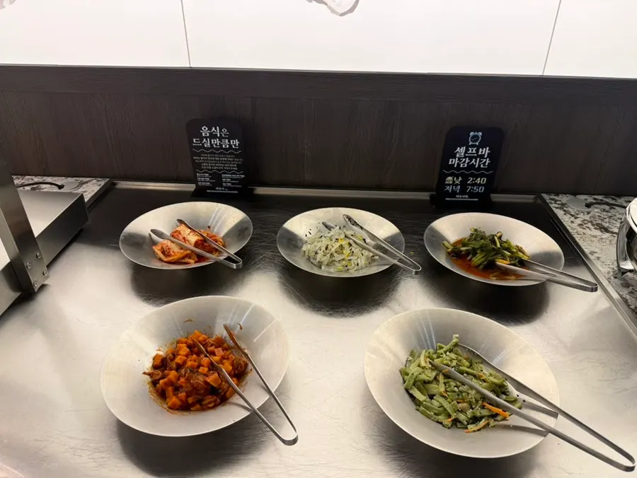 반찬을 담아 먹는 셀프 리필바