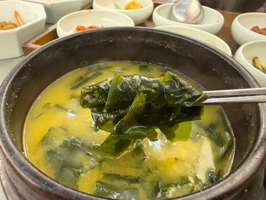 거의 비워낸 미역국 뚝배기와 반찬