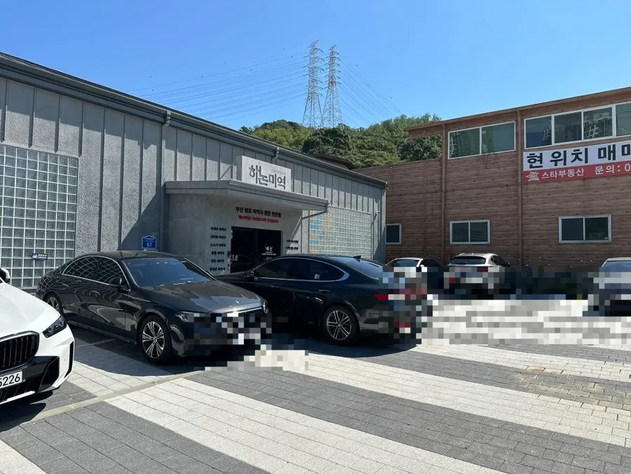 Private parking lot in front of the restaurant