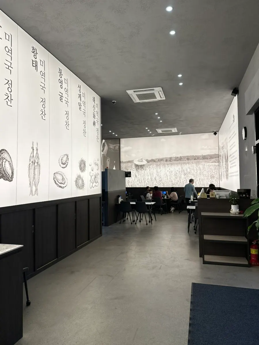 Spacious table layout in the dining hall