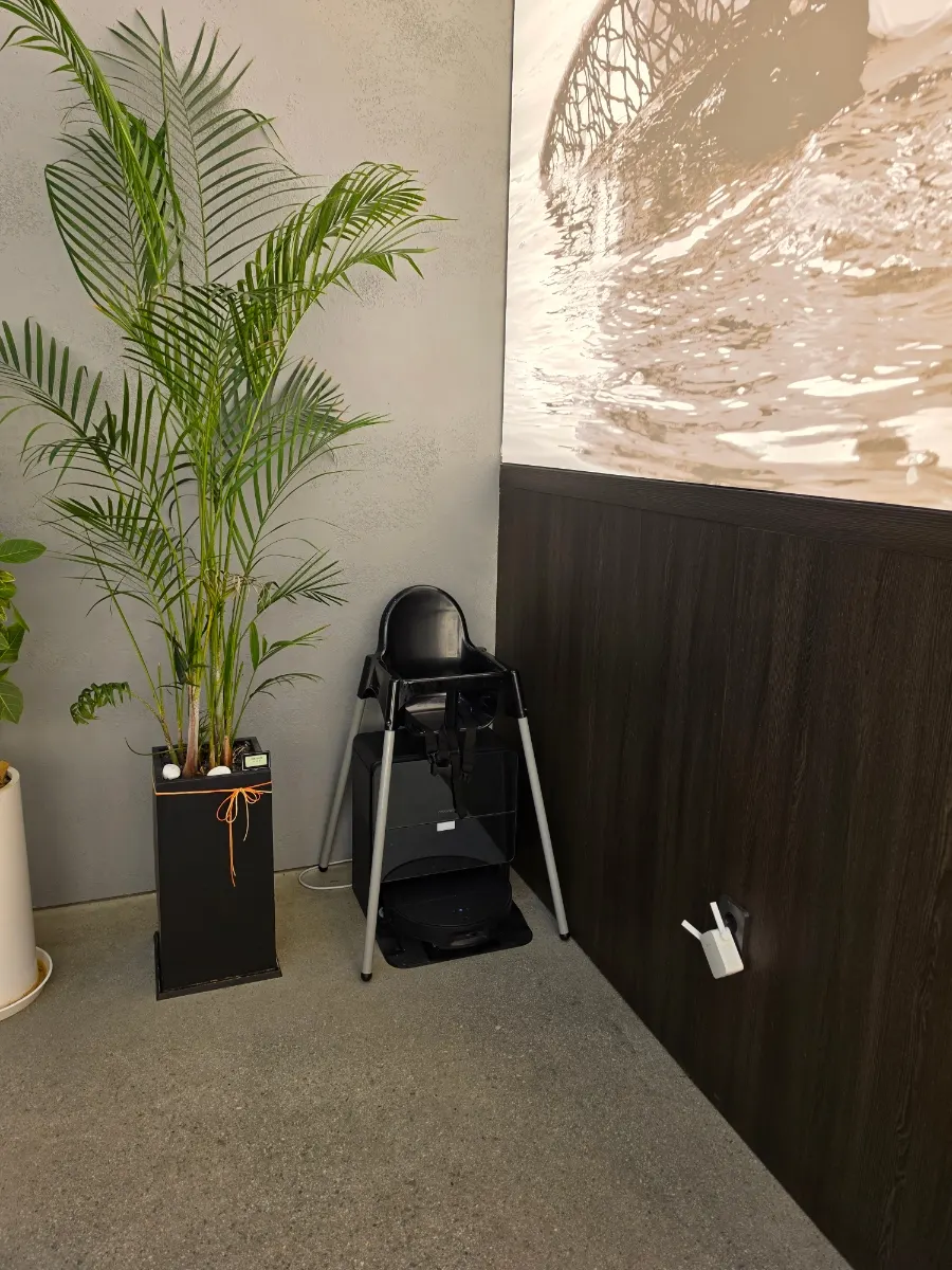 Widely spaced tables and seating at Haenon Miyeok Gwacheon Direct Branch