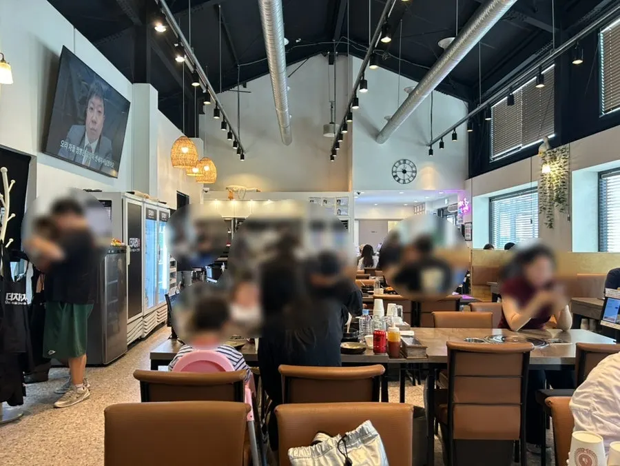 더차돌 넓은 홀 좌석