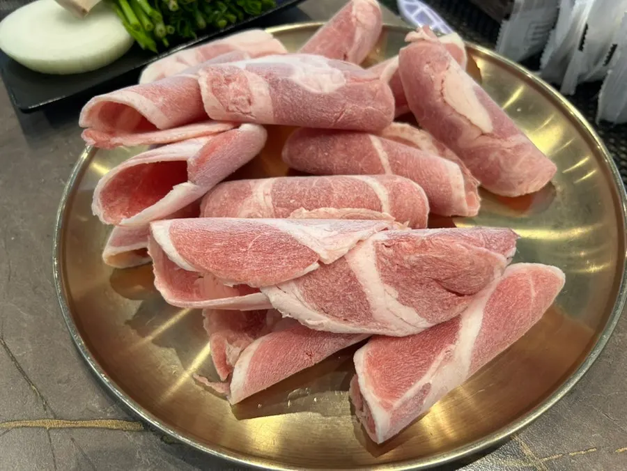 접시에 담겨 나온 차돌 오리고기