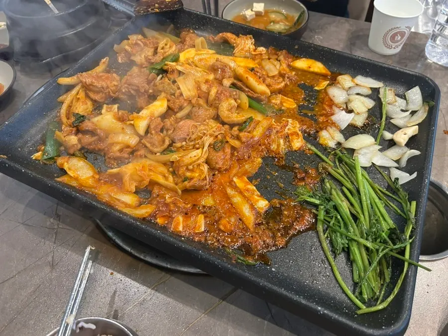 떡과 고구마 사리가 들어간 오리주물럭