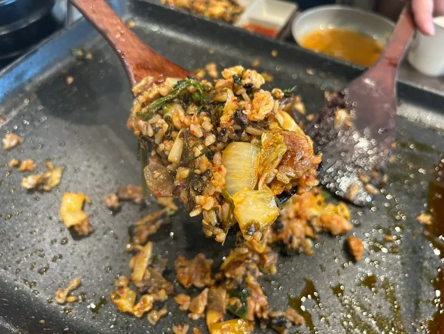 철판에서 만들어지는 오리고기 볶음밥