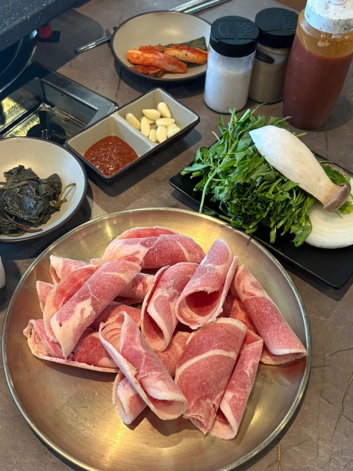 더차돌 기본 반찬 한 상