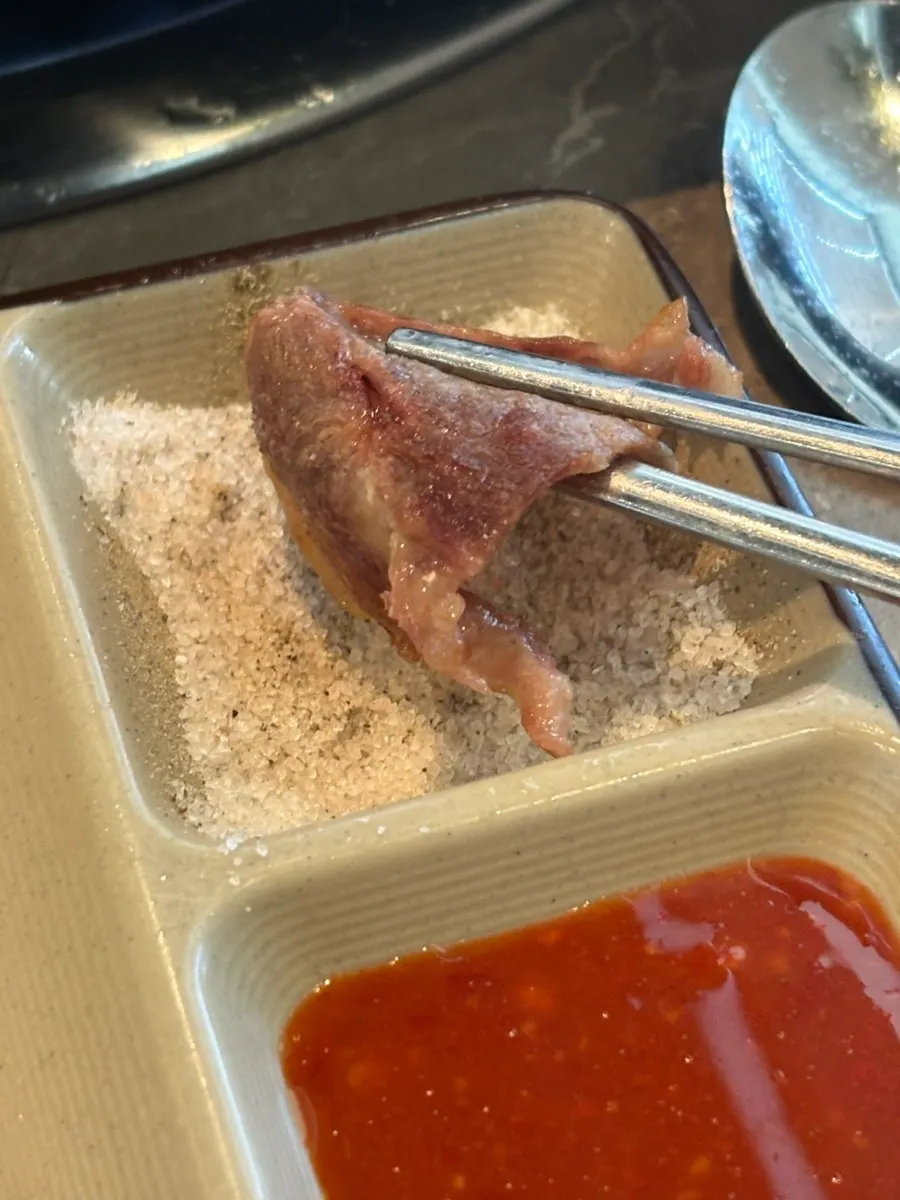 앞접시에 담은 특제소스와 소금 후추