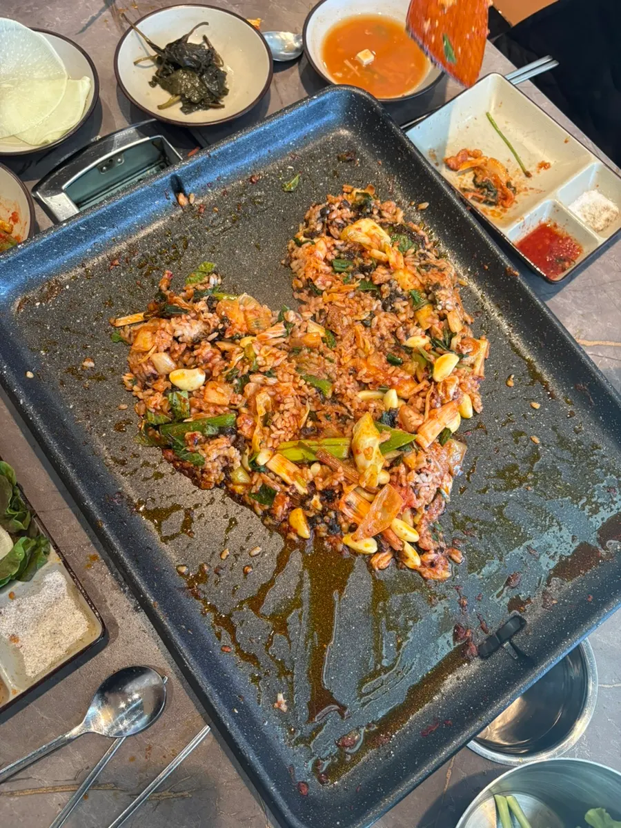 주걱으로 직접 볶는 볶음밥